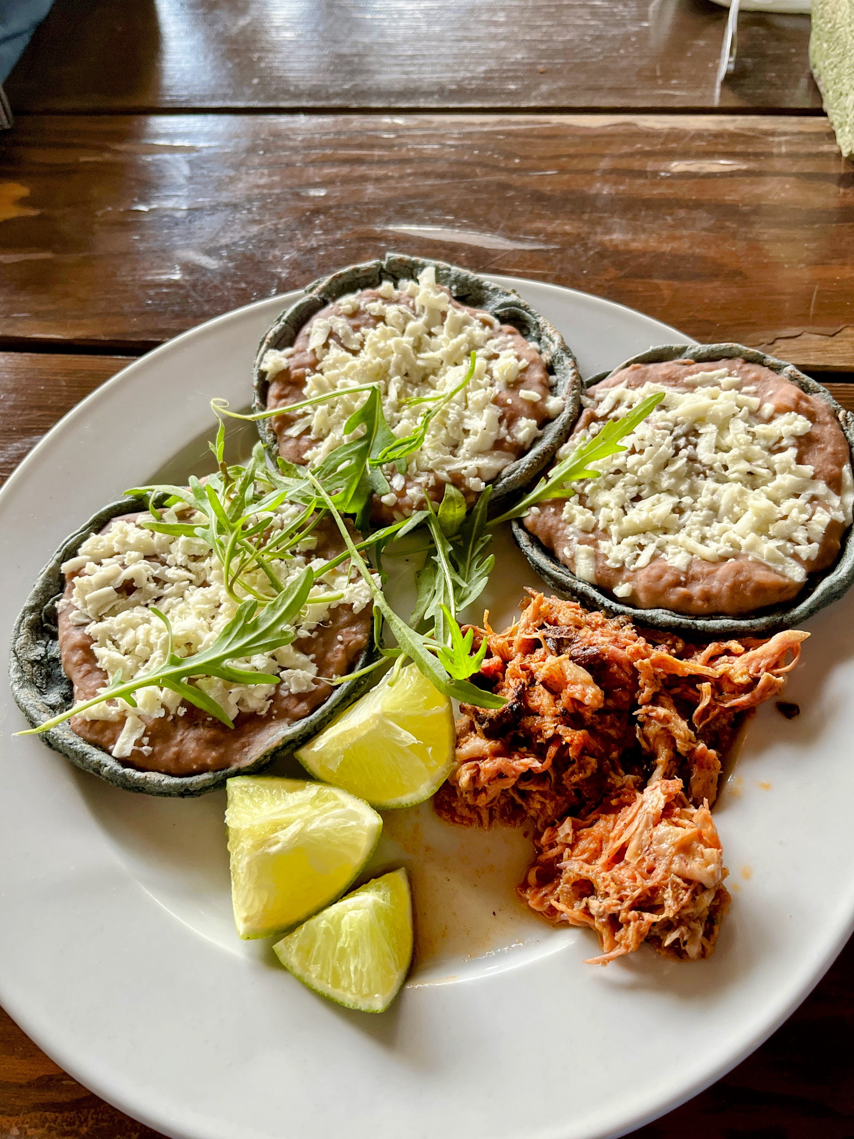 Sopes artesanales de maíz azul con queso fresco de cabra y oveja